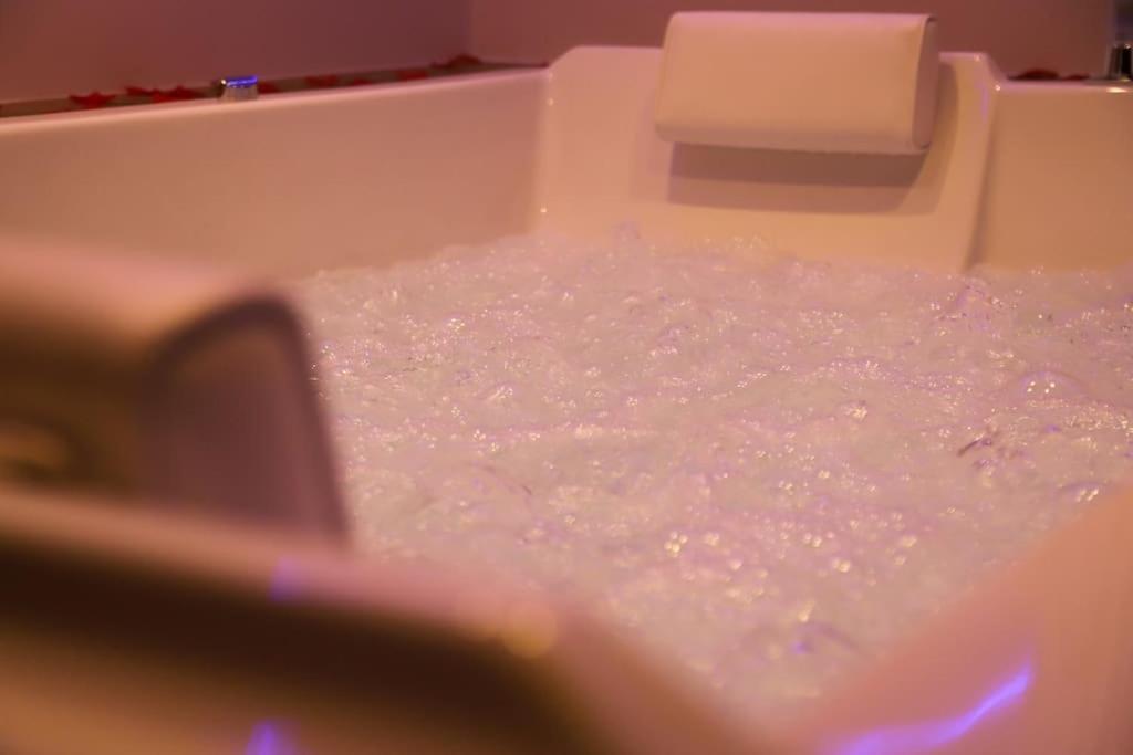 Love Room Unique - Sauna / Jacuzzi Charleville-Mézières Esterno foto