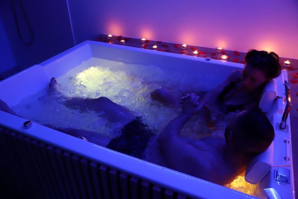 Love Room Unique - Sauna / Jacuzzi Charleville-Mézières Esterno foto